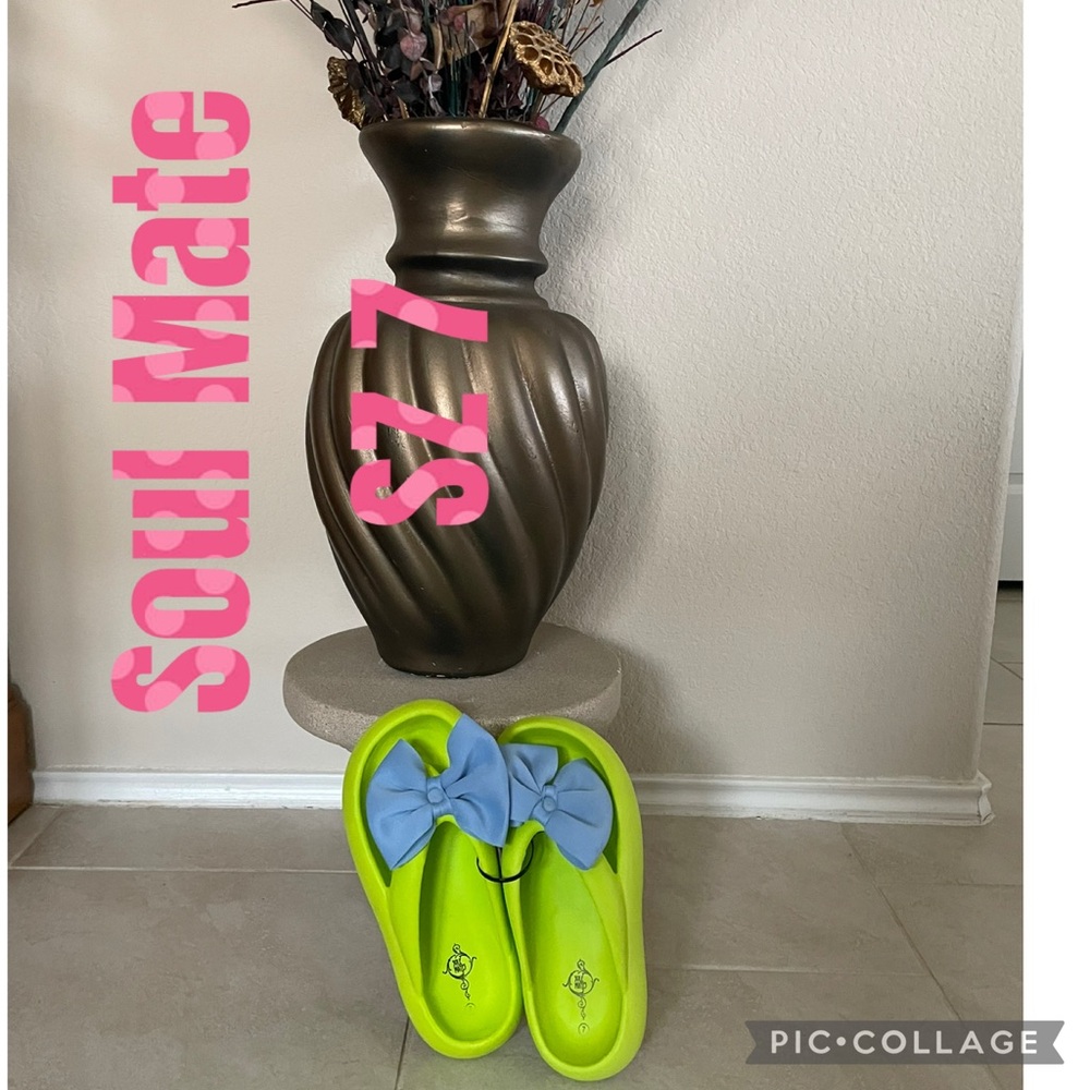 SOUL MATE SZ 7 Bold bright Green Slides with Decorative Blue Bow Super Comfy EUC